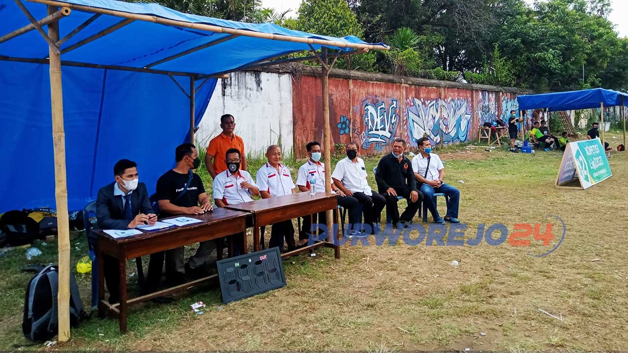Sejumlah pengurus KONI Purworejo memonitor Cabor Sepakbola dan meninjau langsung pelaksanaan Kompetisi Liga 2 Tahun 2021 yang digelar Askab PSSI di Lapangan Garnizun Purworejo