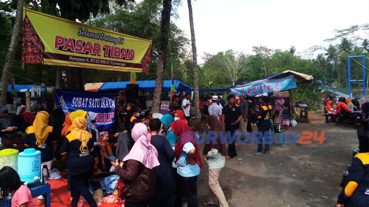 Suasana di Pasar Tiban Semawung, di sebelah timur Jembatang Gantung Semapop