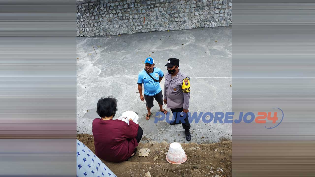 janin bayi di tepi saluran irigasi Kedung Putri, RT 1 RW 5 Kelurahan Baledono, Sabtu (2/10/2021)