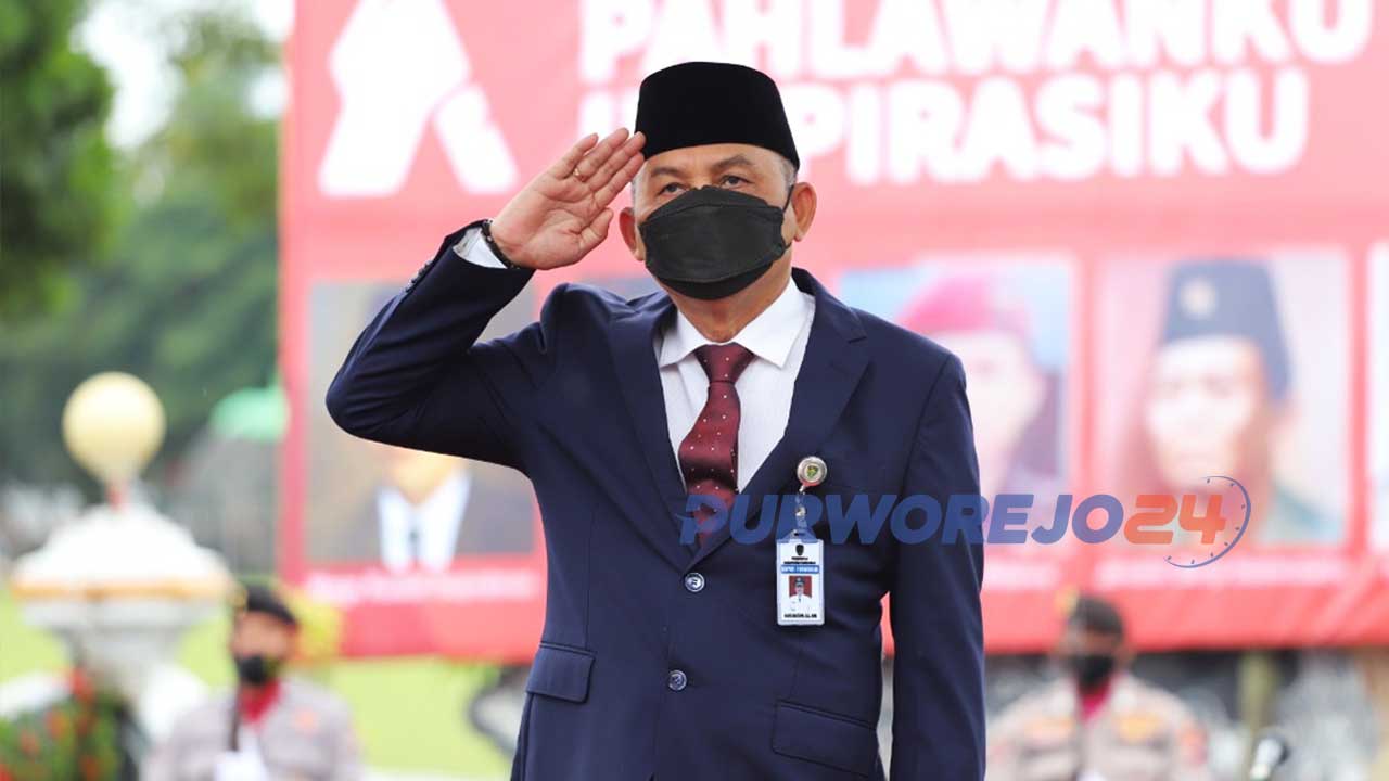 Bupati Purworjeo RH Agus Bastian saat menjadi Inspektur Upacara pada Upada Peringatan Hari Pahlawan tahun 2021 di halaman Kantor Bupati Purworejo, Rabu (10/11/2021).