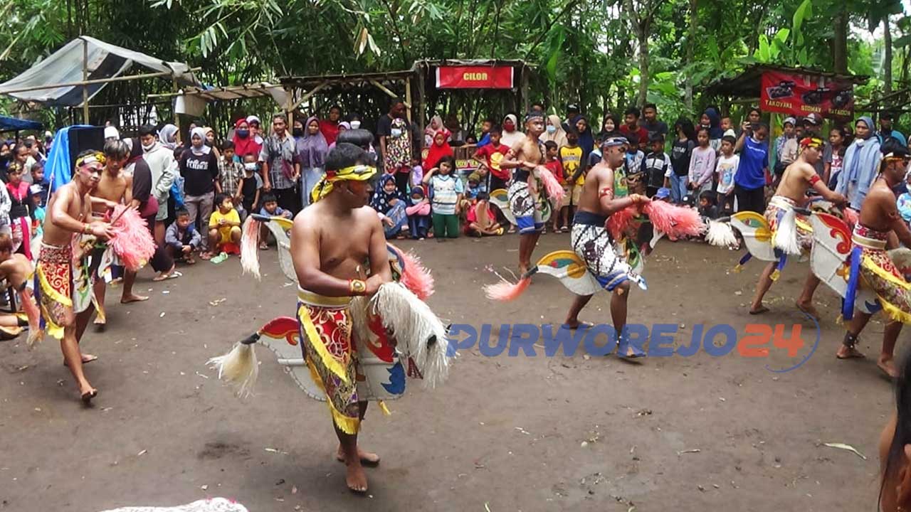 Pentas Kuda Lumping Grup Gema Anom Budaya di Pasar Umpet