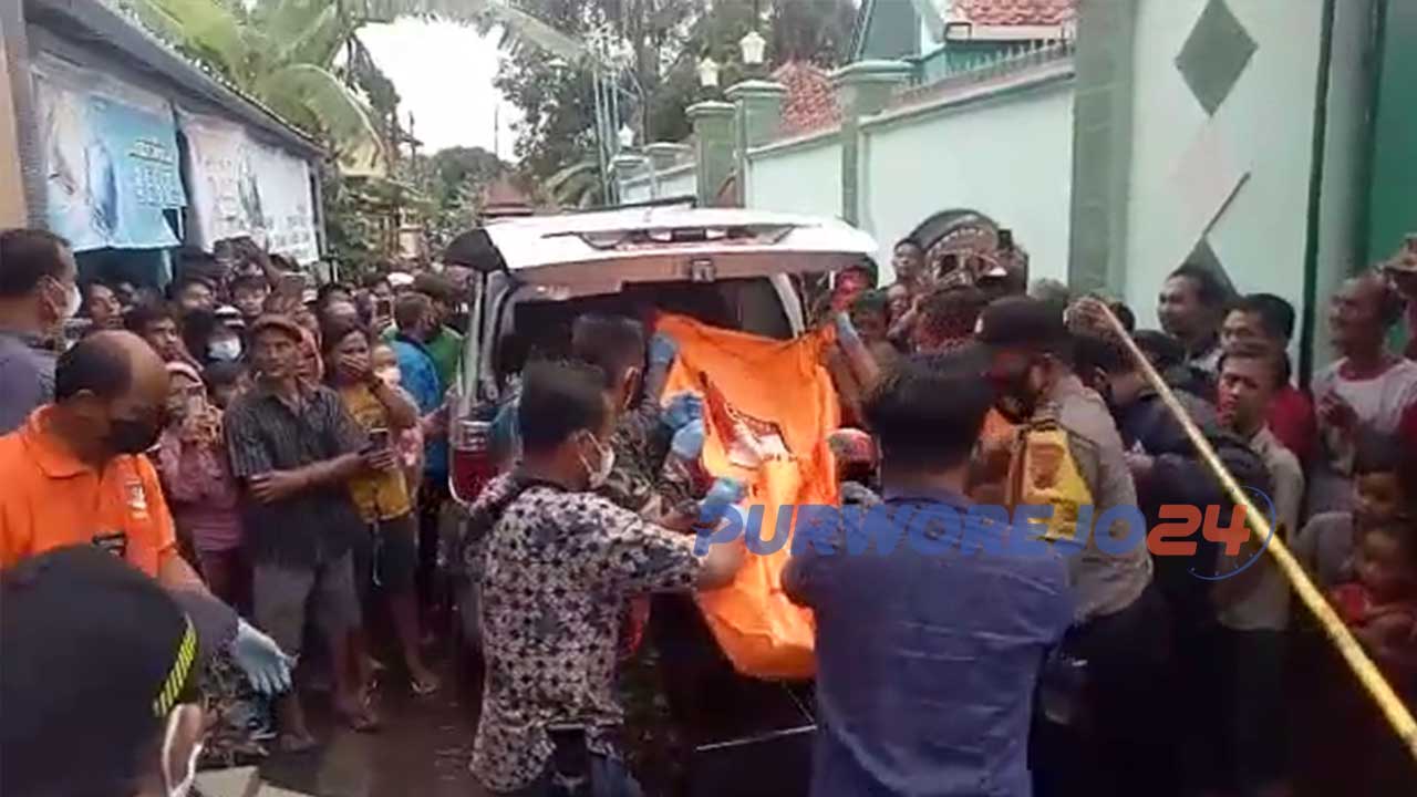 Polisi mengevakusi jenazah Mujiani, yang ditemukan tewas di rumah kontrakan di Semawungdaleman