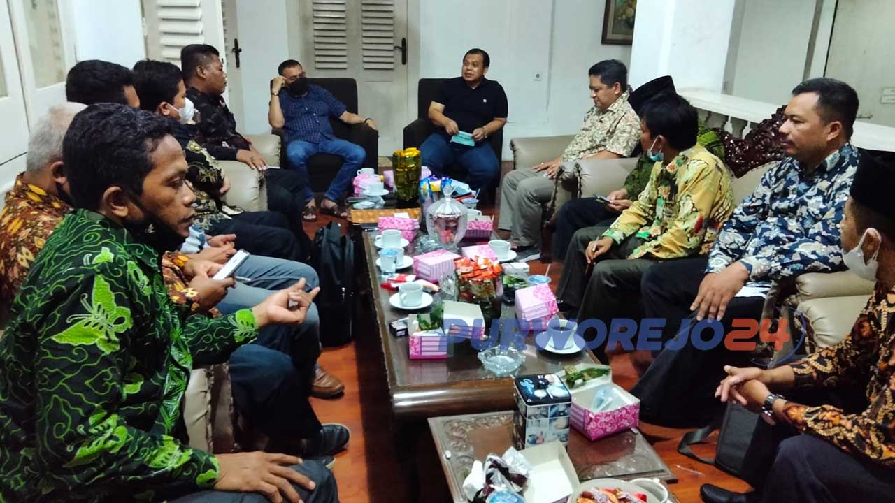 4 organisasi desa rapat bersama Bupati dan Sekda Purworejo membahas usulan revisi Perpres
