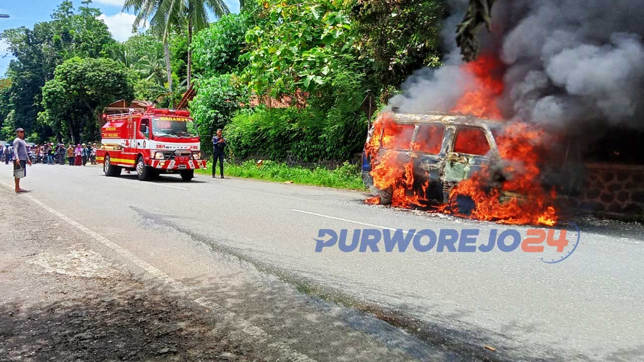 Angkot terbakar di jalan Purworejo-Magelang, Kec. Loano