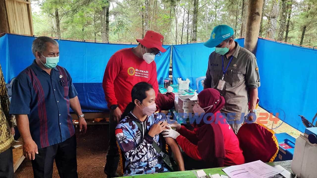 Badan Intelijen Negara Daerah Jateng mengadakan vaksinasi massal di tempat Wisata Alam Bukit Besek