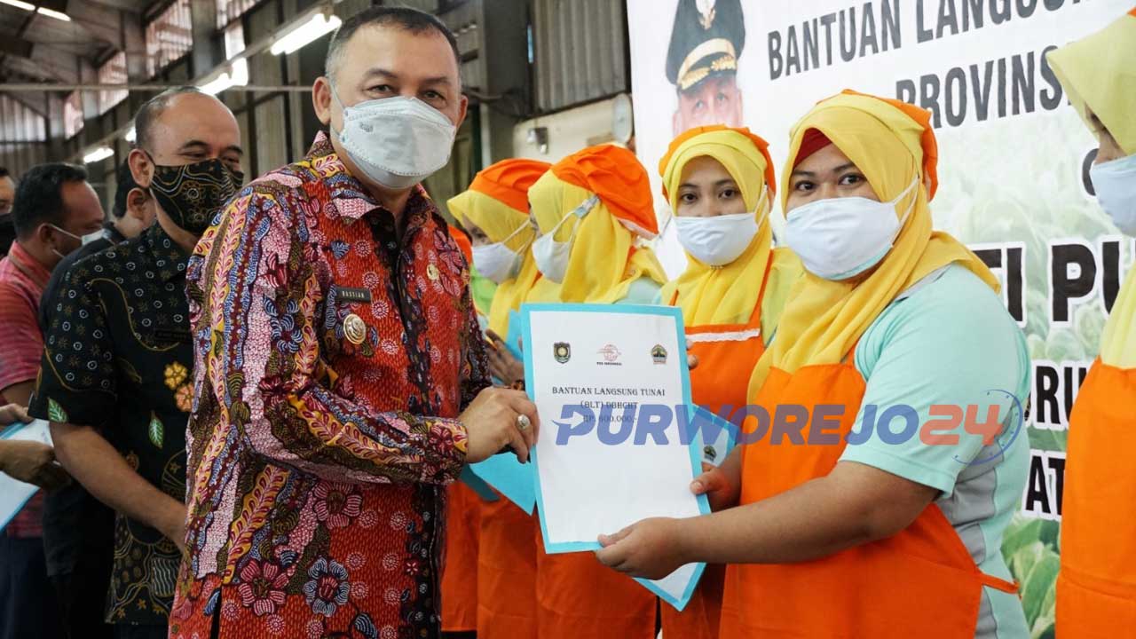 Bupati Purworejo Agus Bastian menyerahkan BLT secara simbolis ke pekerja industri rokok di Bayan