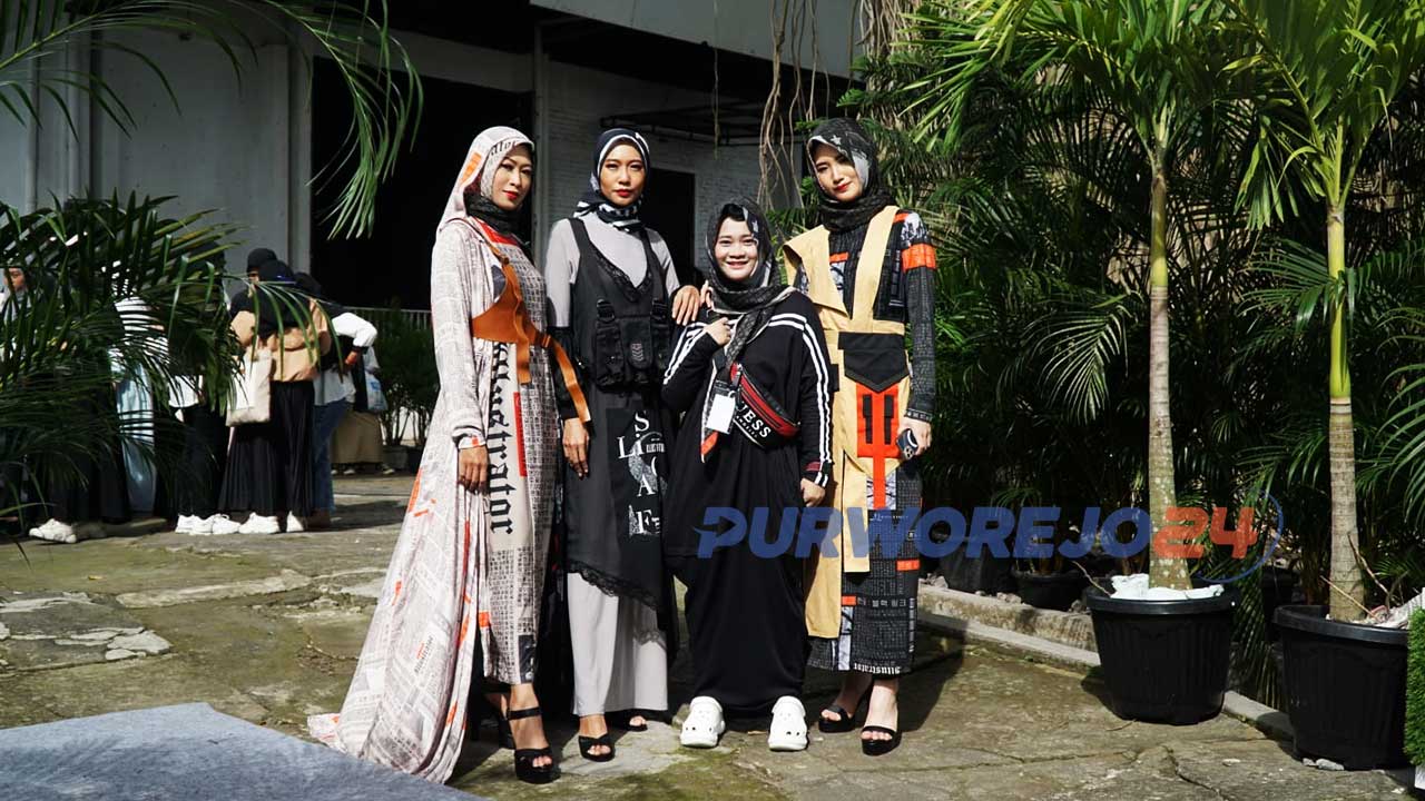 Desainer sekaligus CEO Li Scraft, Hj Ashfa Khoirunnisa bersama para model.