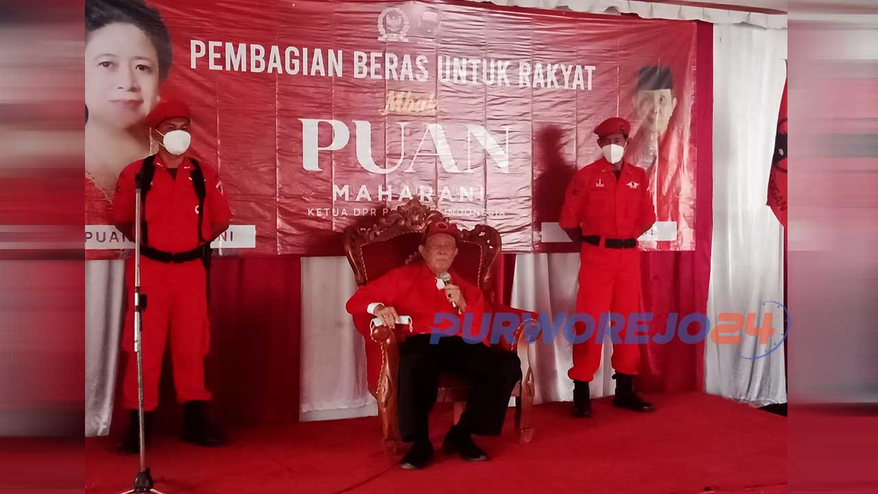 Ir. Sujadi, anggota DPR RI Dapil Jawa Tengah saat pembagian beras untuk rakyat.
