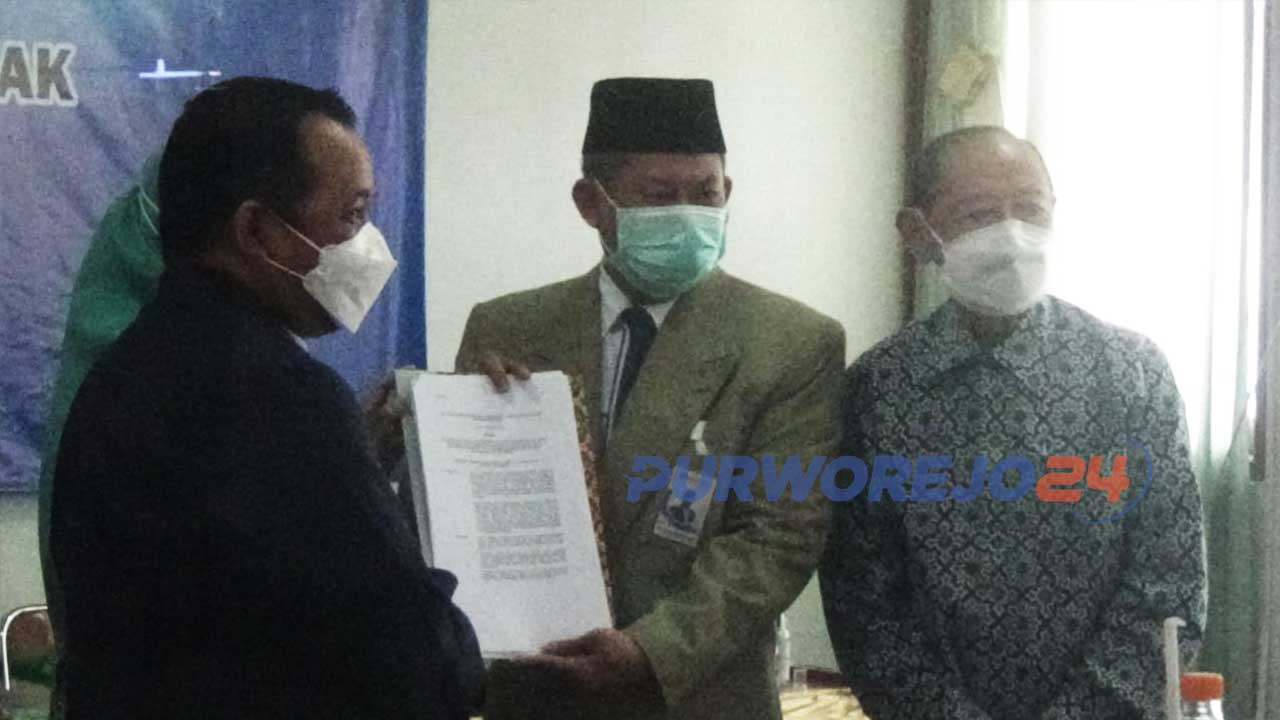 Kepala LLDIKTI Wilayah VI Jawa Tengah menyerahkan SK Mendikbudristek tentang izin pembukaan program studi baru kepada Direktur Polsa Purworejo