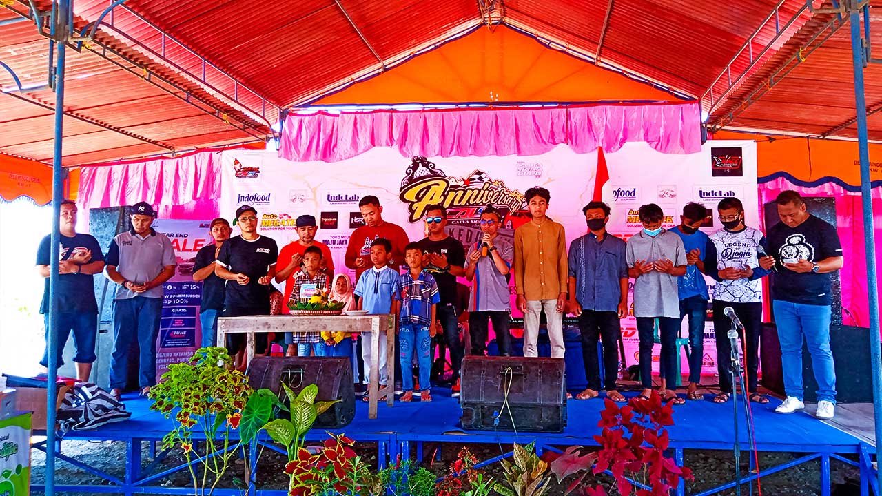 Komunitas Mobil Calsic Chapter Kedu Raya menggelar peringatan anniversary yang pertama di rest area Desa Munggangsari Kecamatan Grabag, Purworejo