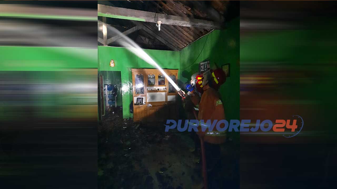 Petugas Damkar berusapaya mengendalikan api yang membakar rumah Triono warga Desa Sambeng Dukuh Bleber RT 02 RW 02 Kecamatan Bayan, Purworejo.