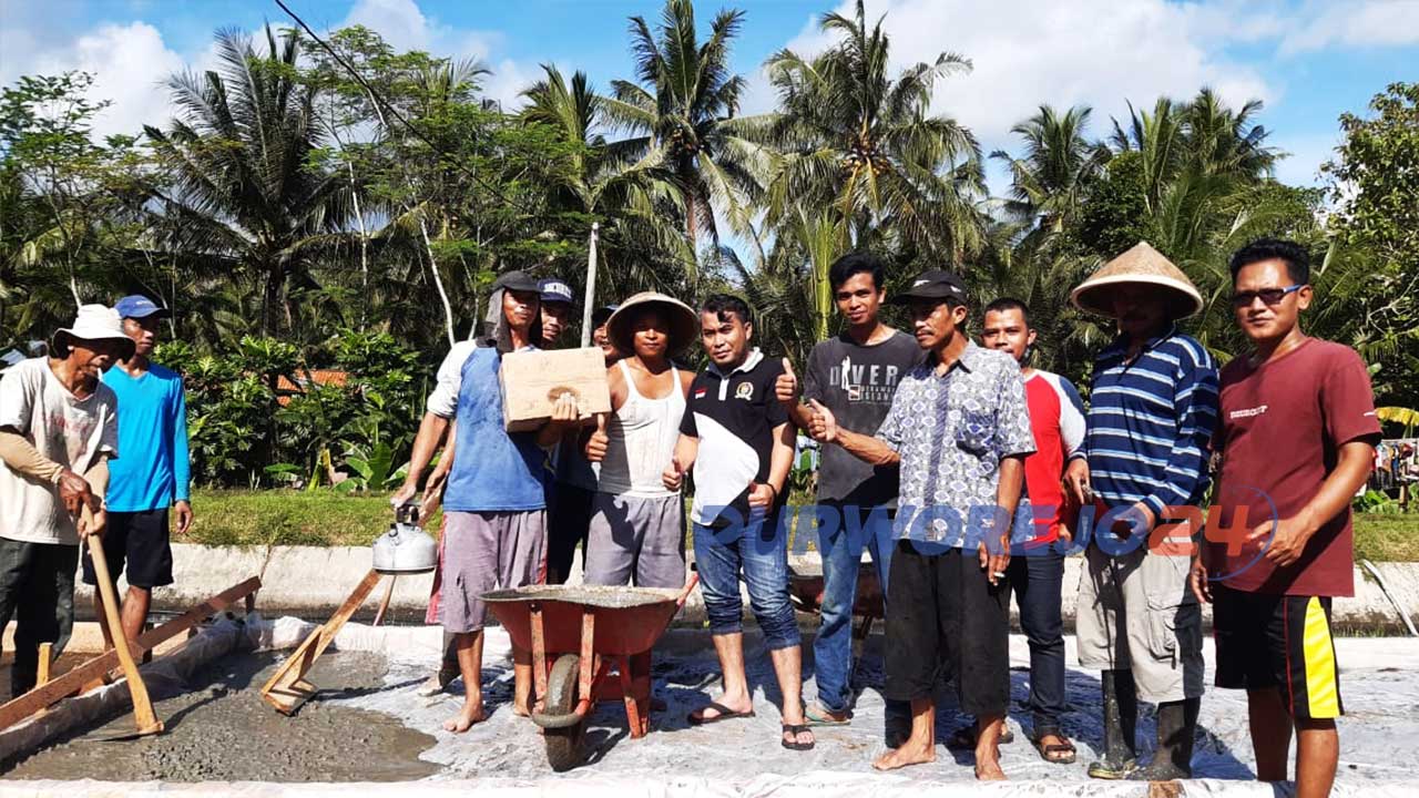 Paguyuban Lintas Desa beserta Warga Desa Prapag Lor, Kecamatan Pituruh, Purworejo, Jawa Rengah, melaksanakan pengecoran jalan inspeksi tanggul irigasi saluran induk Wadas Lintang