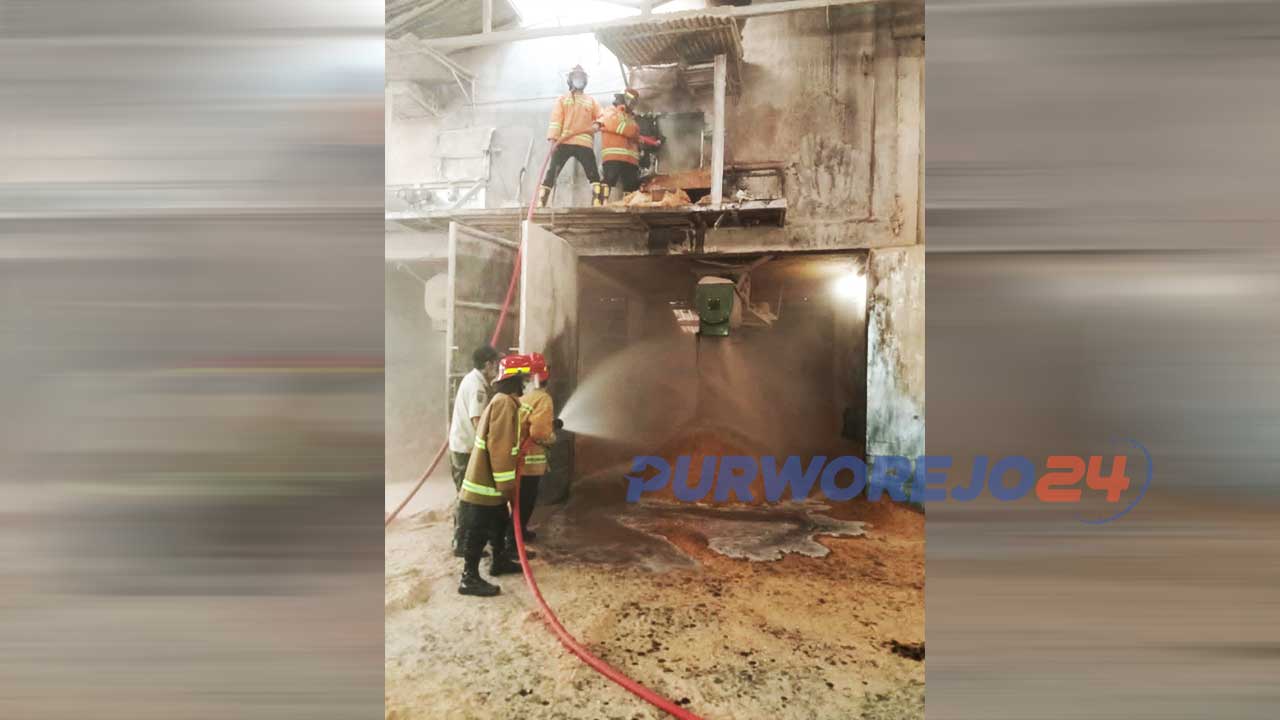 Petugas Damkar berupaya memadamkan api di Pabrik Kayu Lapis di Sumberrejo