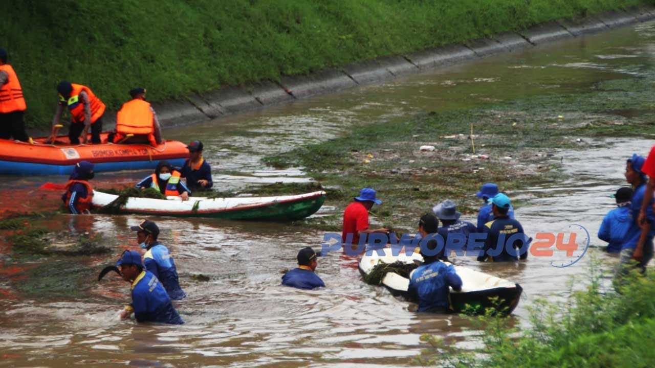 PokdarwisTangkas dibantu personel Balai PSDA Progo Bogowonto Luk Ulo, Polsek, Brimob TNI, SMK N 8 dan beberapa lintas komunitas melakukan bersih sungai.