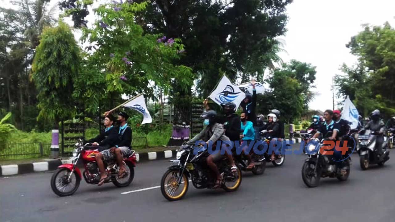 Ratusan warga yang tergabung dalam Masyarakat Terdampak Bendung Bener (Materbend) melakukan aksi unjuk rasa ke gedung DPRD Purworejo