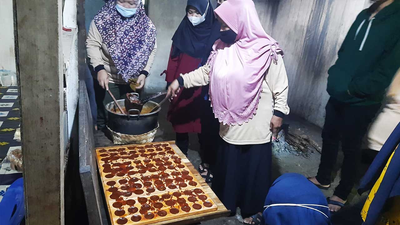 Sejumlah mahasiswa UMP membantu modernisasi bisnis gula aren di Desa Sudimoro, Purworejo