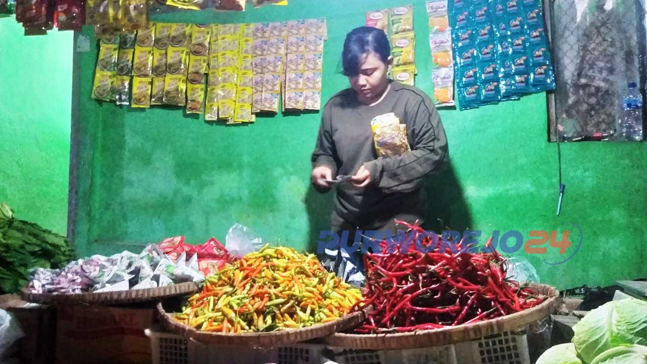 Seorang pedagang sayur di pasar tradisional Suronegaran