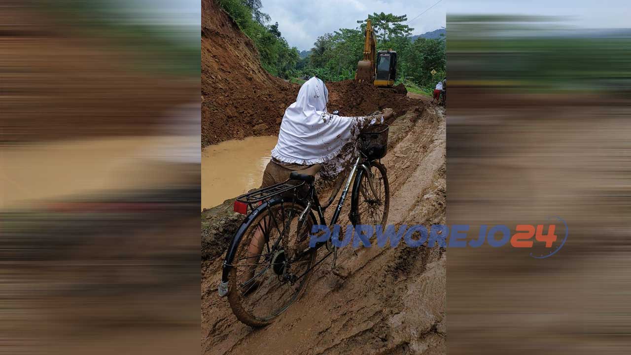 Seorang siswa bersusah payah, dengan badan penuh lumpur saat melintas jalan Trirejo dan Kelurahan Baledono, Purworejo