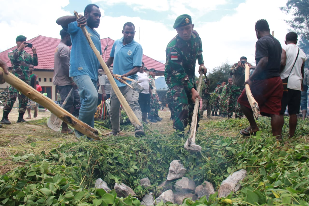 Personel Yonif MR 412 dan warga Lanny Jaya Papua rayakan Natal dengan tradisi bakar batu