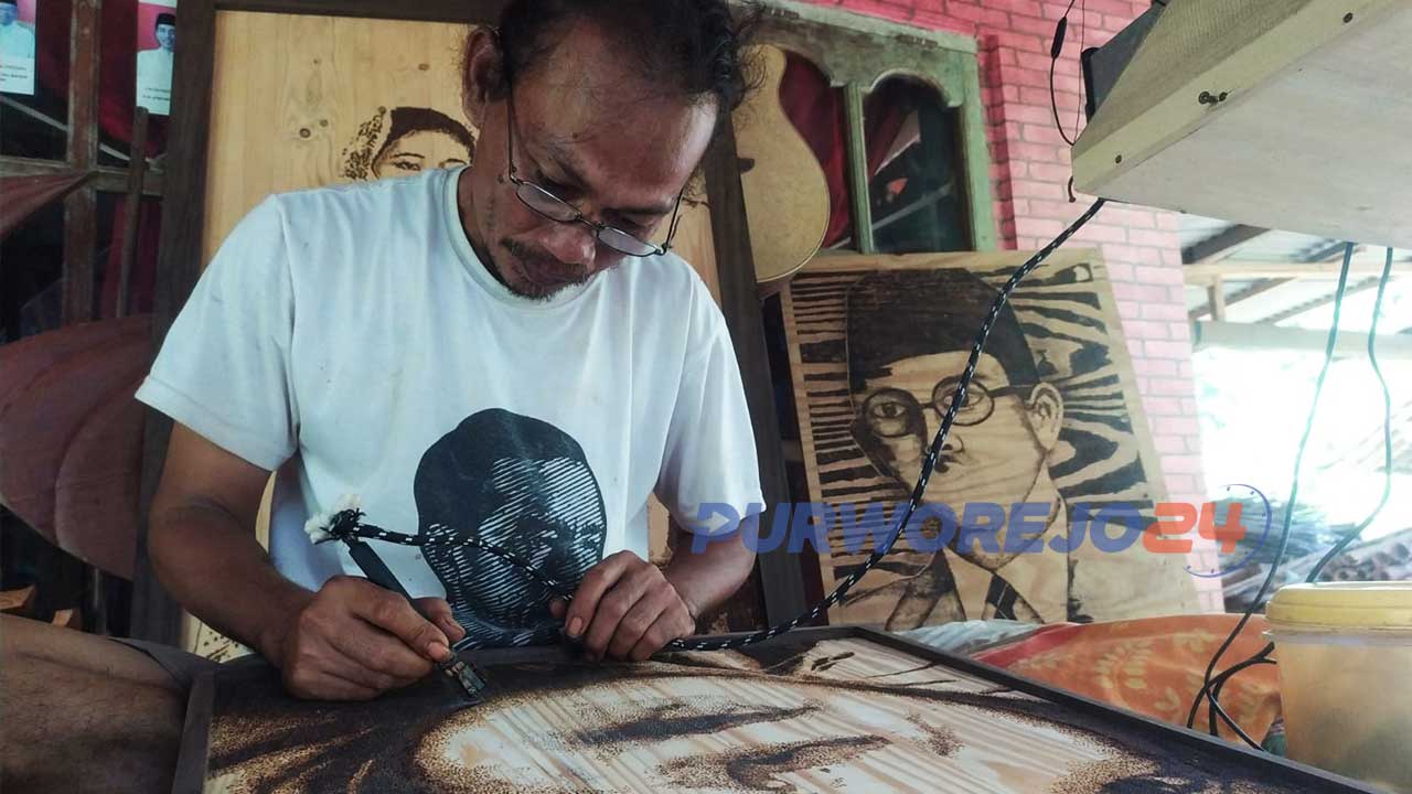 Trustono, seniman lukis bakar atau phyrograph, asal Bagelen, Purworejo