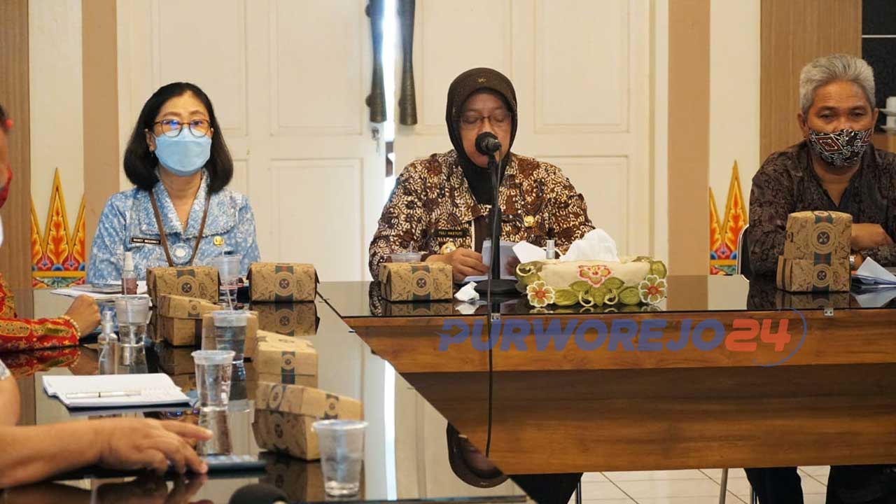Wakil Bupati Purworejo Hj Yuli Hastuti SH saat memimpin Rapat Evaluasi Penanggulangan Kemiskinan Kabupaten Purworejo, di Ruang Bagelen, Selasa (21/12/2021)