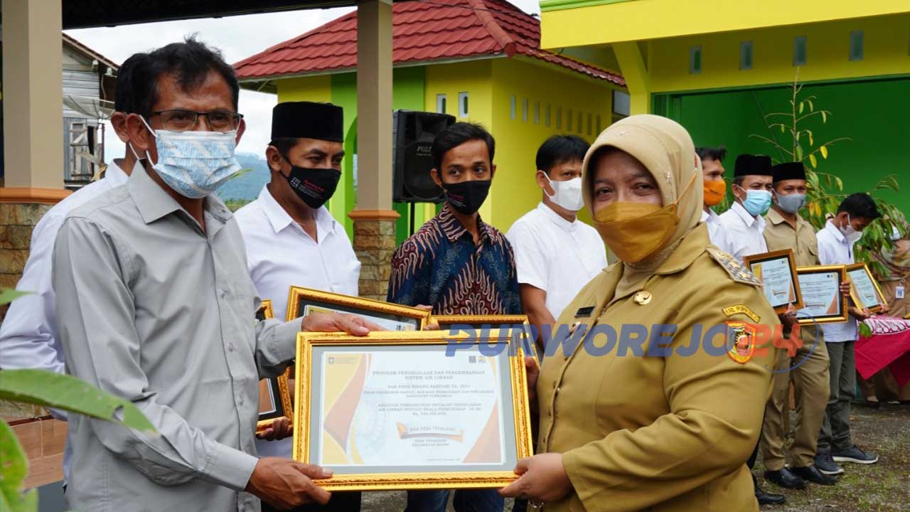 Wakil Bupati Purworejo Hj Yuli Hastuti SH secara simbolis menyerahkan hasil pembangunan bidang sanitasi tematik,