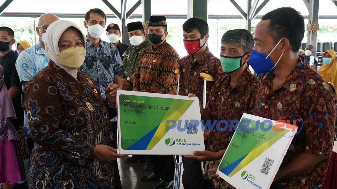 Wakil Bupati Purworejo Hj Yuli Hastuti menyerahkan bantuan sosial untuk anak yatim Covid 19, lumbung sosial antisipasi bencana tsunami, program kearifan lokal dan CSR untuk perlindungan tenaga kerja rentan