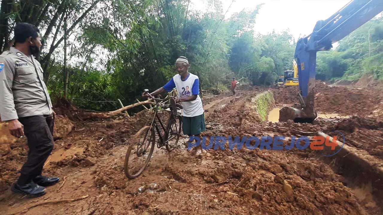Warga melintas di jalan yang penuh lumpur akibat proyek irigasi Kedung Putri