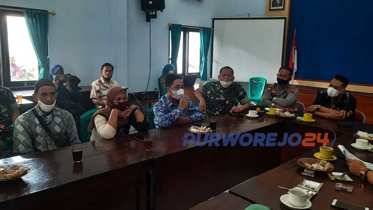Audiensi antara perangkat Desa Guntur Kecamatan Bener yang mengundurkan diri dengan Forkopimcam Bener
