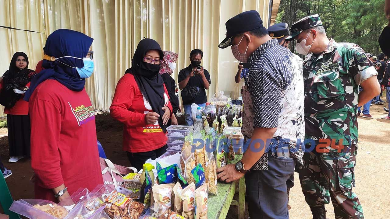 Berbagai produk UMKM dipamerkan dalam Festival Bukit Seribu Besek Anniversary 2nd Paguyuban Ojol CPP Korwil Purworejo-Yogyakarta di Objek Wisata Bukit Seribu Besek Kecamatan Bener,