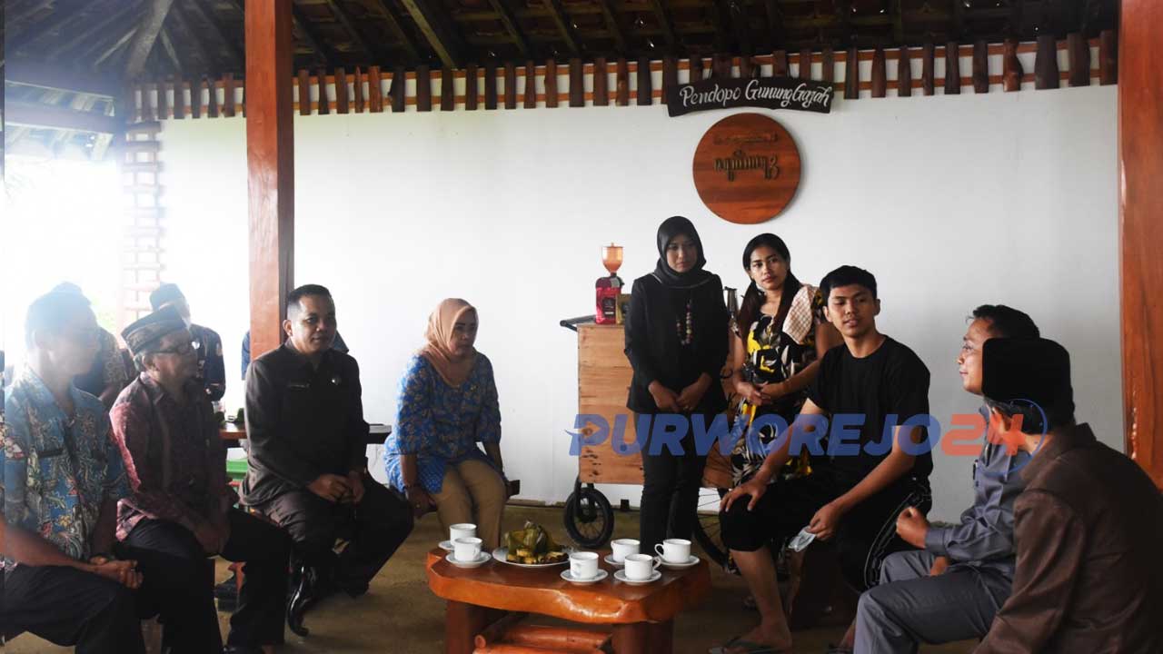 Dinkominfostasandi Kabupaten Purworejo menggandeng anggota DPRD Komisi I Kabupaten Purworejo melakukan kunjungan di Desa Pandanrejo