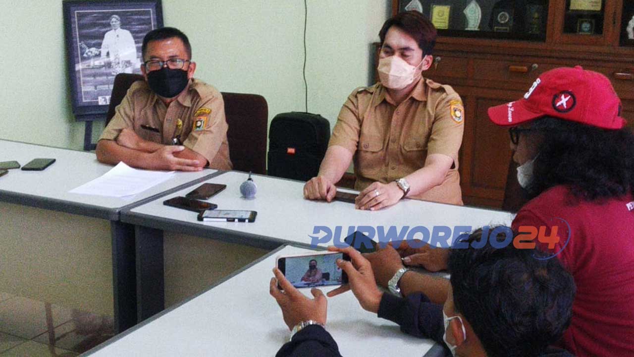 Direktur RSUD Tjitrowardojo melakukan press converence