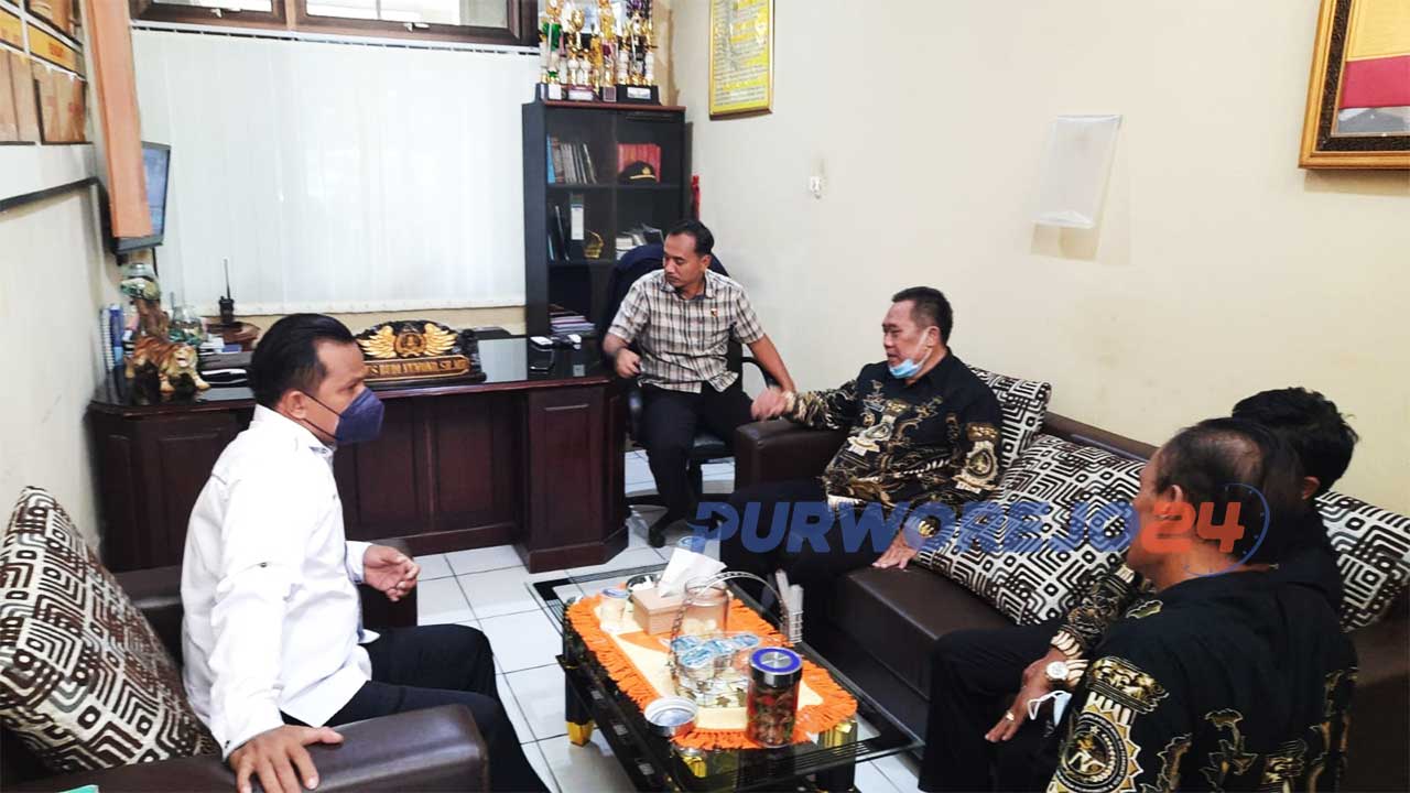 Kades Kedungpoh dan Polosoro berkonsultasi dengan polres Purworejo untuk menyampaikan laporan pengrusakan Fasum desa Kedungpoh