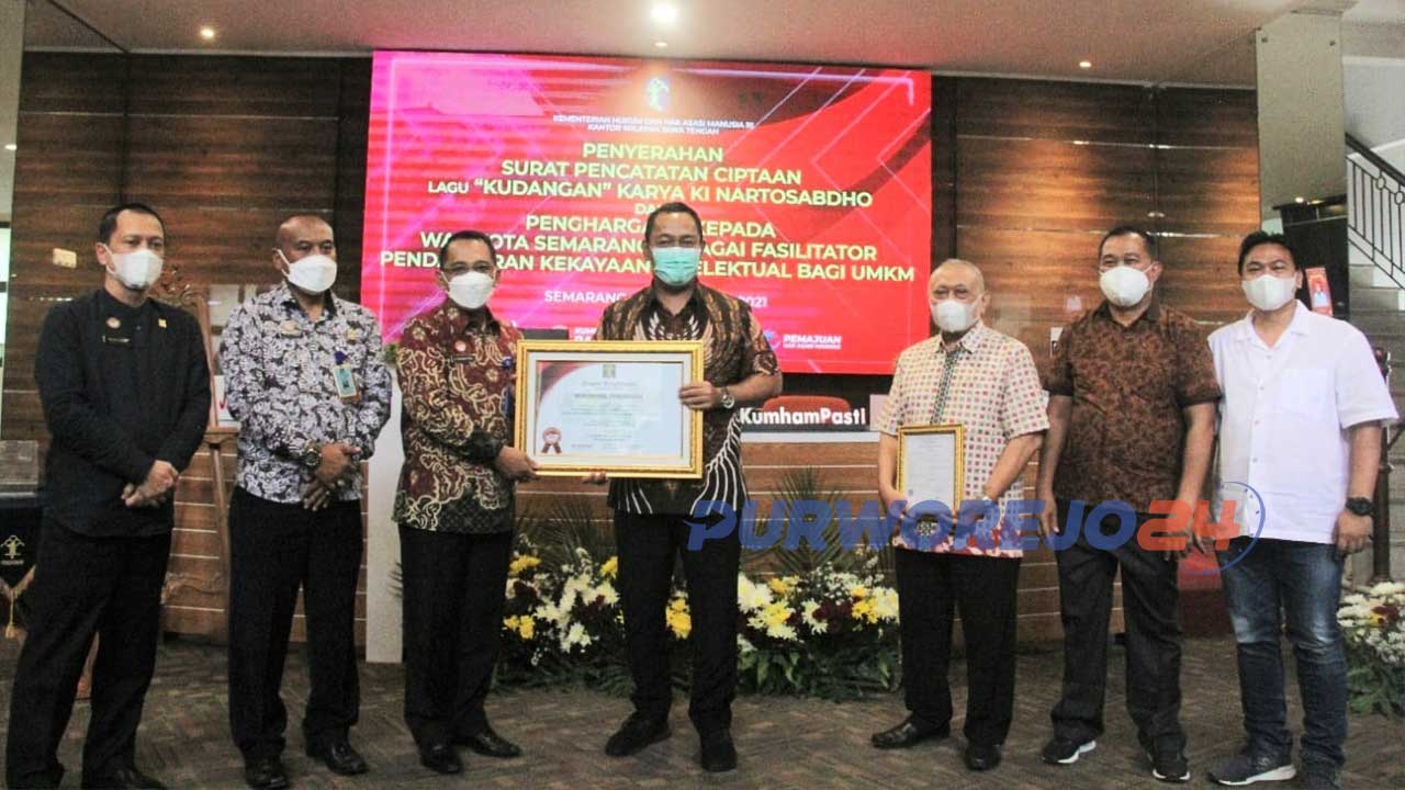 Kakanwil Kumham Jateng serahkan Catatan Hak Cipta Lagu Kudangan karya Ki Nartosabdho ke ahli waris