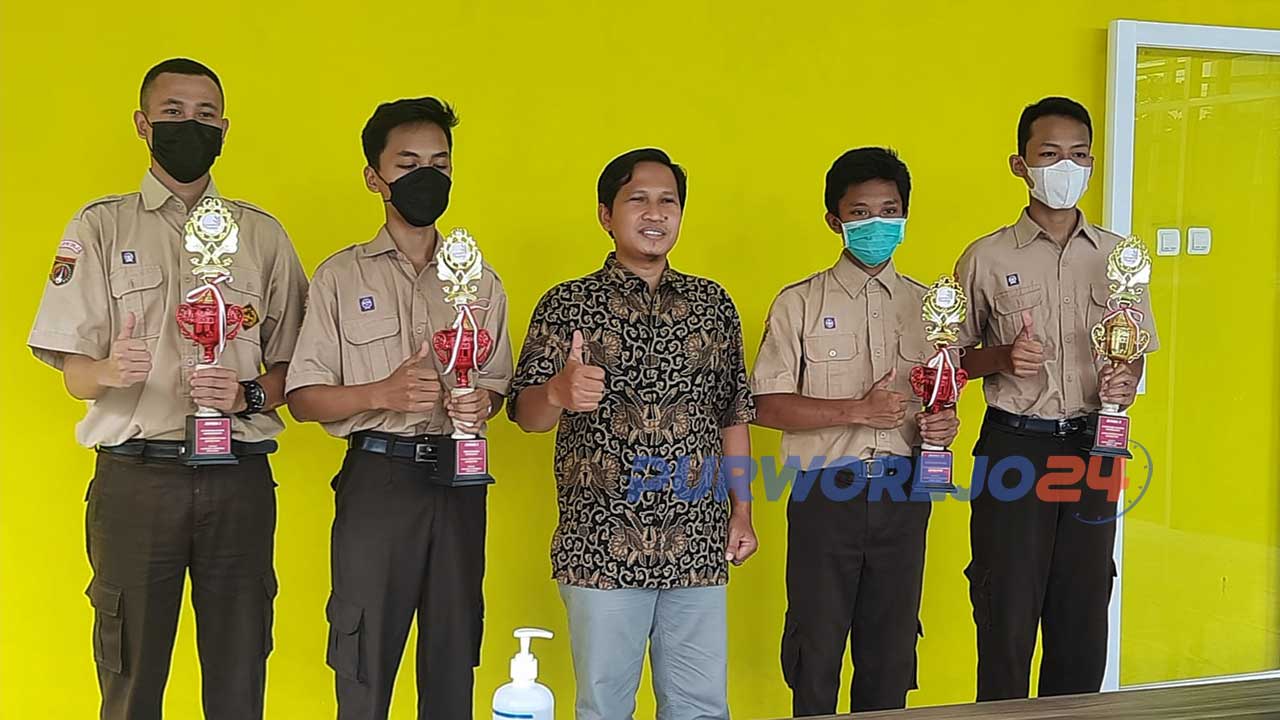 Kepala sekolah SMK TI Kartika Cendekia bersama Siswa berprestasi pada LKS tingkat Kabupaten Purworejo