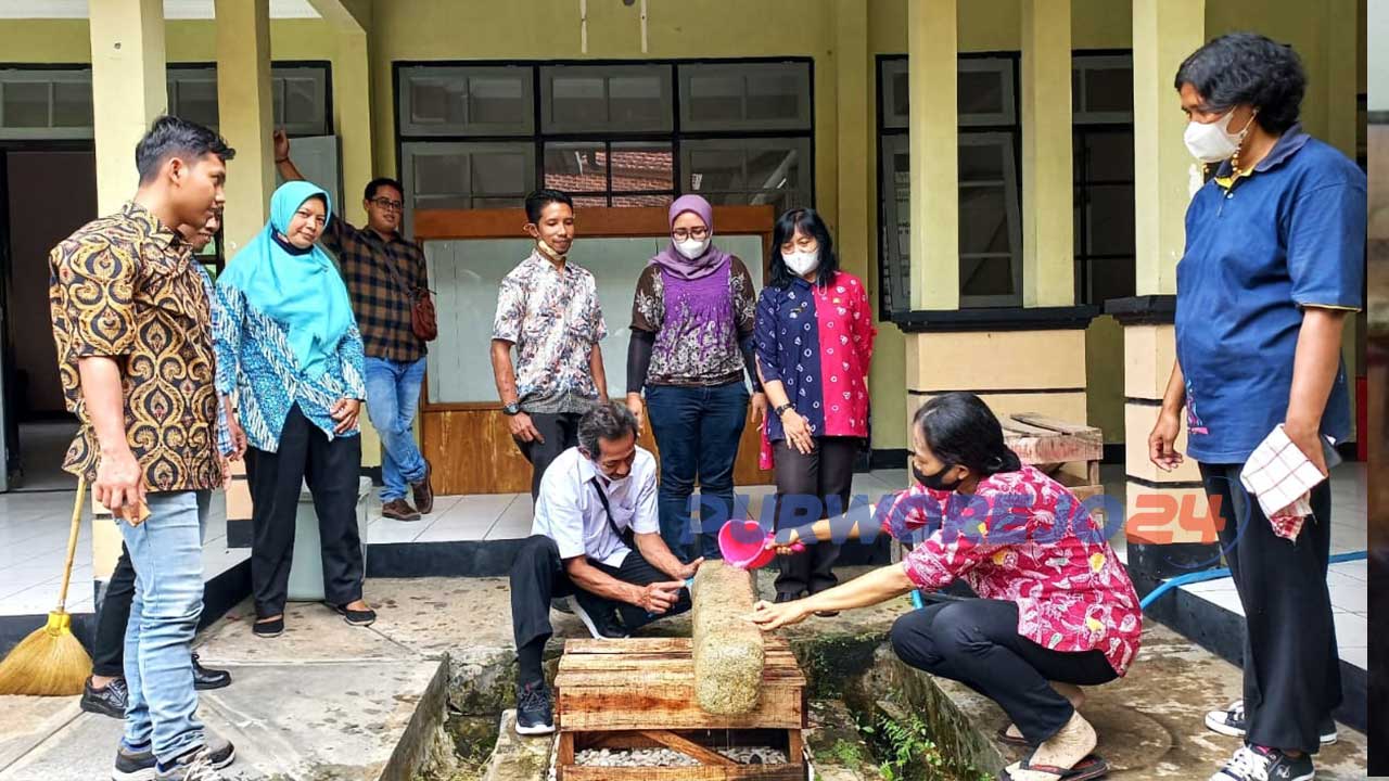 konservasi atau pembersihan terhadap ribuan benda-benda koleksi yang tersimpan di musium Tosan Aji Purworejo