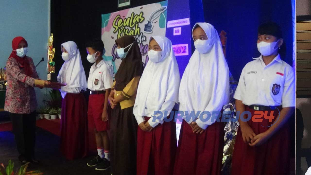 Launching buku dan Penyerahan piala dan hadiah pemenang lomba baca puisi antologi berjudul Seulas Kisah pada Setangkai Resa
