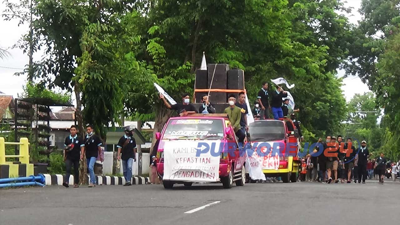 Masyarakat Terdampak Bendung Bener (Masterbend), Purworejo, Jawa Tengah, kembali menggelar unjuk rasa di depan kantor DPRD Purworejo