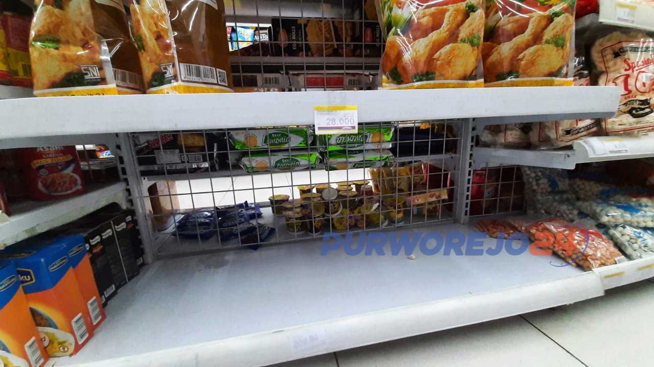 Persediaan minyak di toko modern tinggal beberapa kemasan setelah diserbu masyarakat karena harganya yang murah.