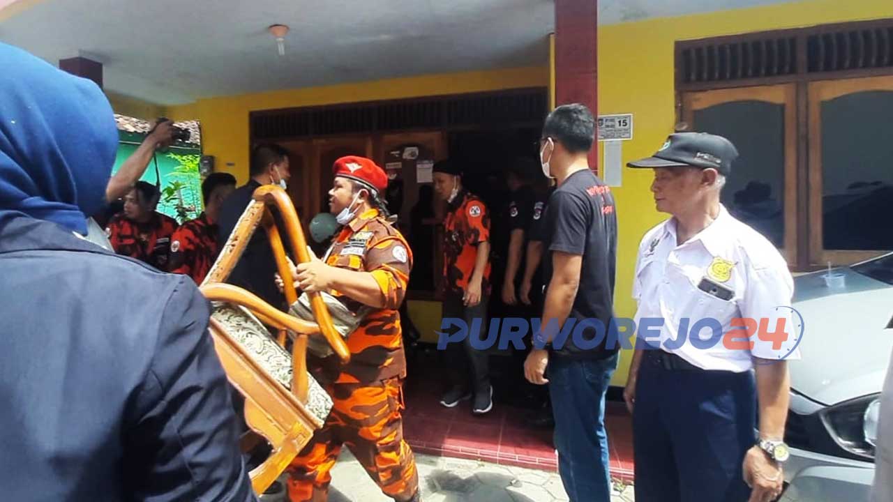 Puluhan anggota Ormas Pemuda Pancasila (PP) dan Garda NKRI Pengawal Pancasila (GNPP) terlihat mendampingi tergugat dalam eksekusi Mad Jadid di Kutoarjo.