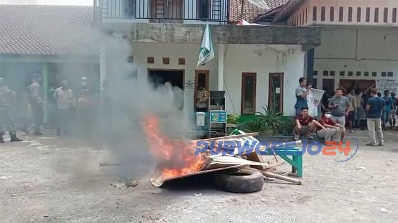Puluhan warga melakukan aksi bakar ban di halaman balai desa Desa Kedungpoh, Kecamatan Loano, Purworejo