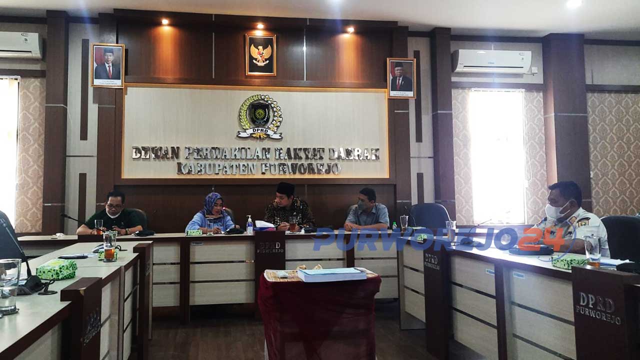 Rapat Komisi 1 DPRD dengan Satpol PP, serta Dinas Perijinan dan Dinas Pariwisata