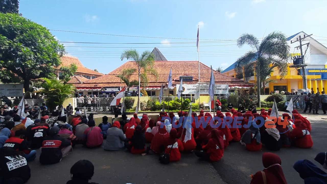Ratusan warga Desa Wadas Kecamatan Bener Kabupaten Purworejo menggelar aksi unjuk rasa di depan Kantor BPN Purworejo