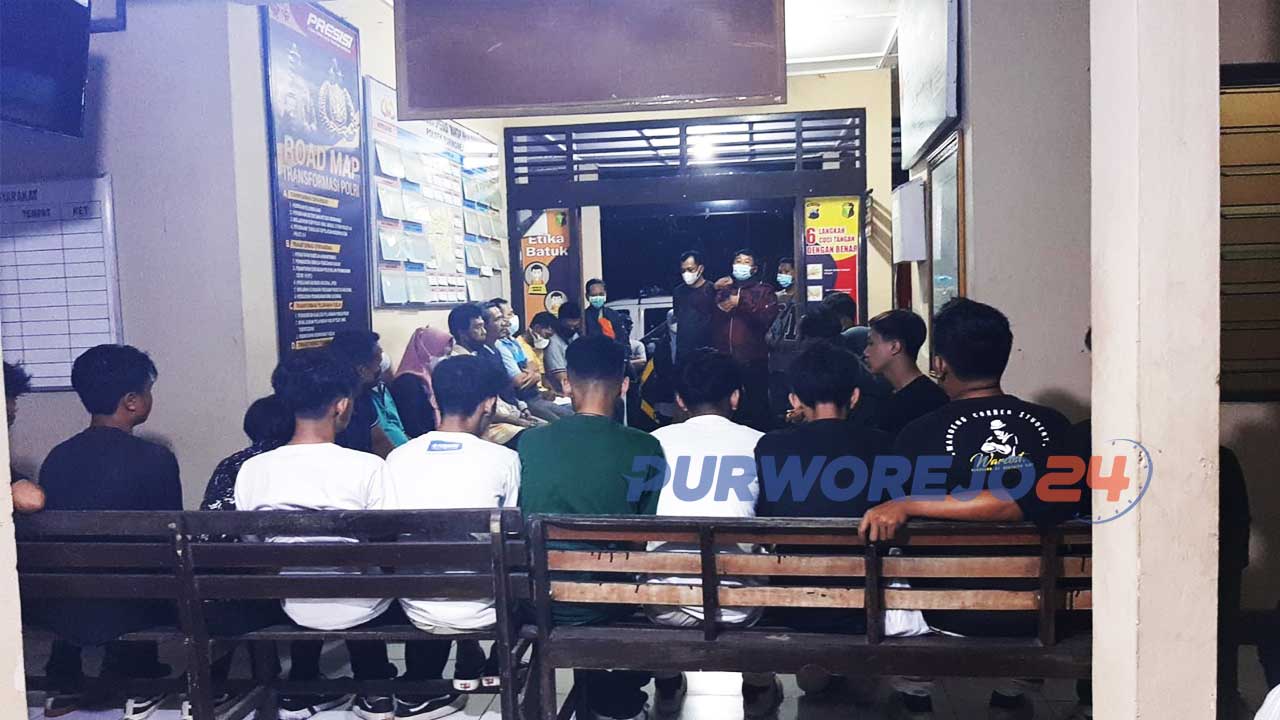 Rombongan siswa-siswa dari Kulon Progo saat diamankan di Mapolsek Purworejo