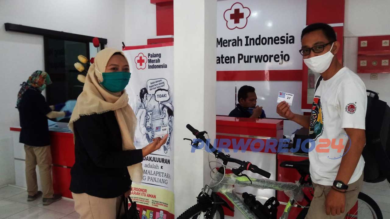 Sejumlah hadiah disiapkan untuk para peserta donor darah di PMI Purworejo