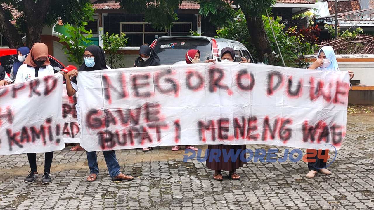 Spanduk bertuliskan "Negoro Duwe Gawe Bupati Meneng wae" dibawa warga saat audiensi dengan DPRD Purworejo