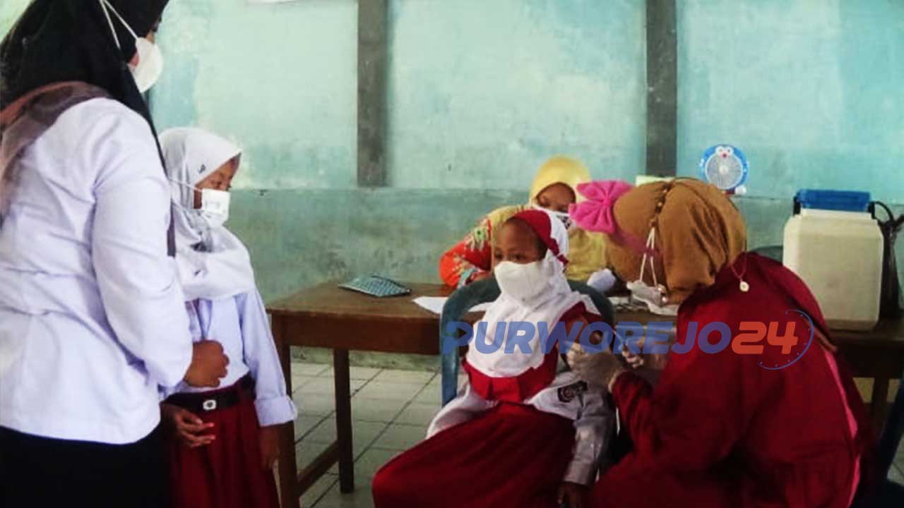 vaksinasi anak unur 6-11 tahun yang diselenggarakan oleh Puskesmas Butuh, di GOR Cokronegoro Butuh, pada Senin (10/1/2022).