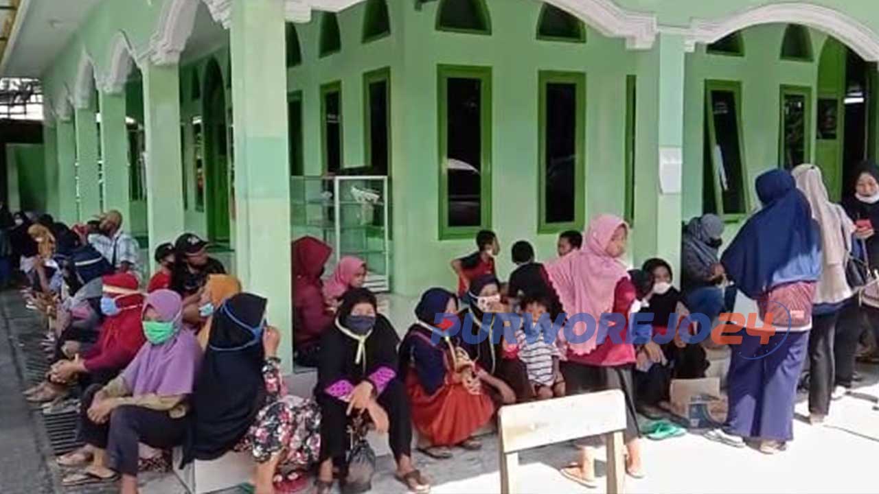 Warga Desa Kedungpoh di Mushola Polres Purworejo
