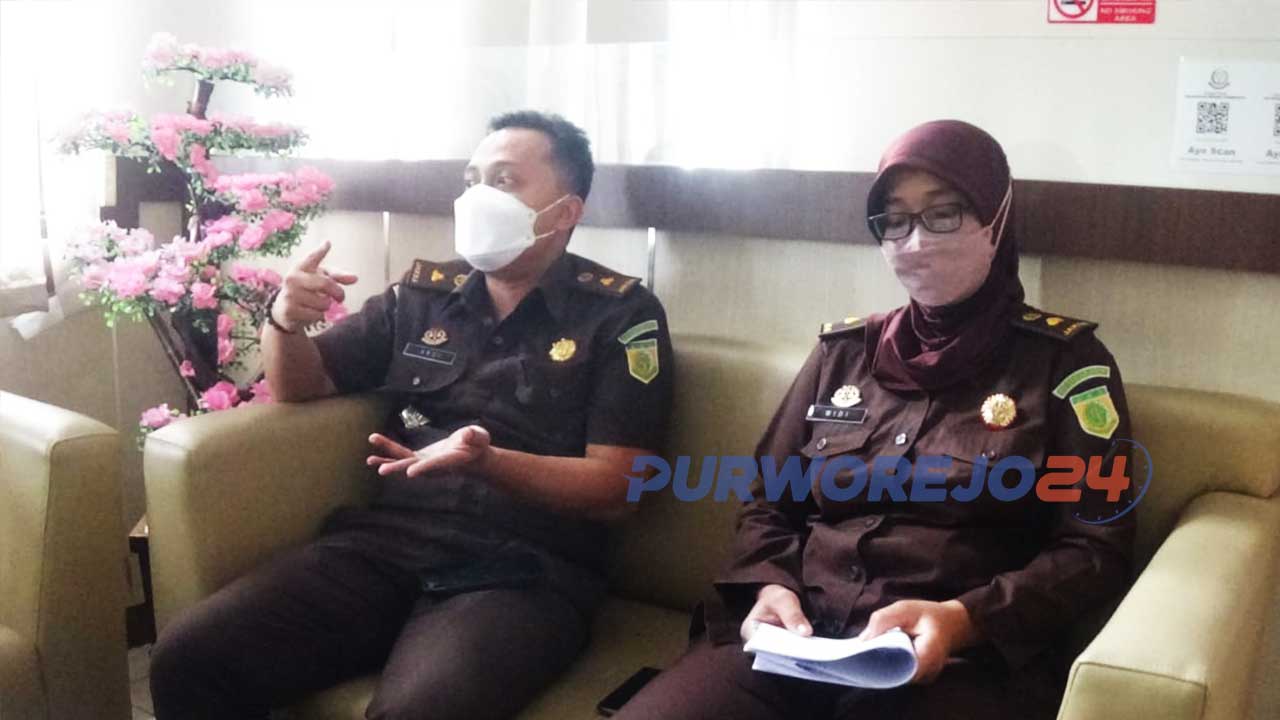 Kasi Pidum Kejaksaan Kabupaten Purworejo, Juniardi windraswara SH bersama JPU, Widi Astuti SH,