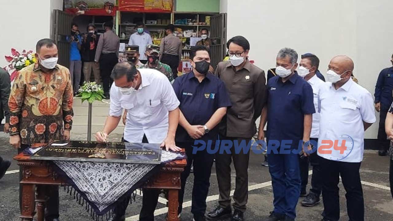 Menteri Perdagangan Muhammad Lutfi didampingi Menteri BUMN Erik Tohir, Bupati Purworejo meresmikan Pasar Purworejo